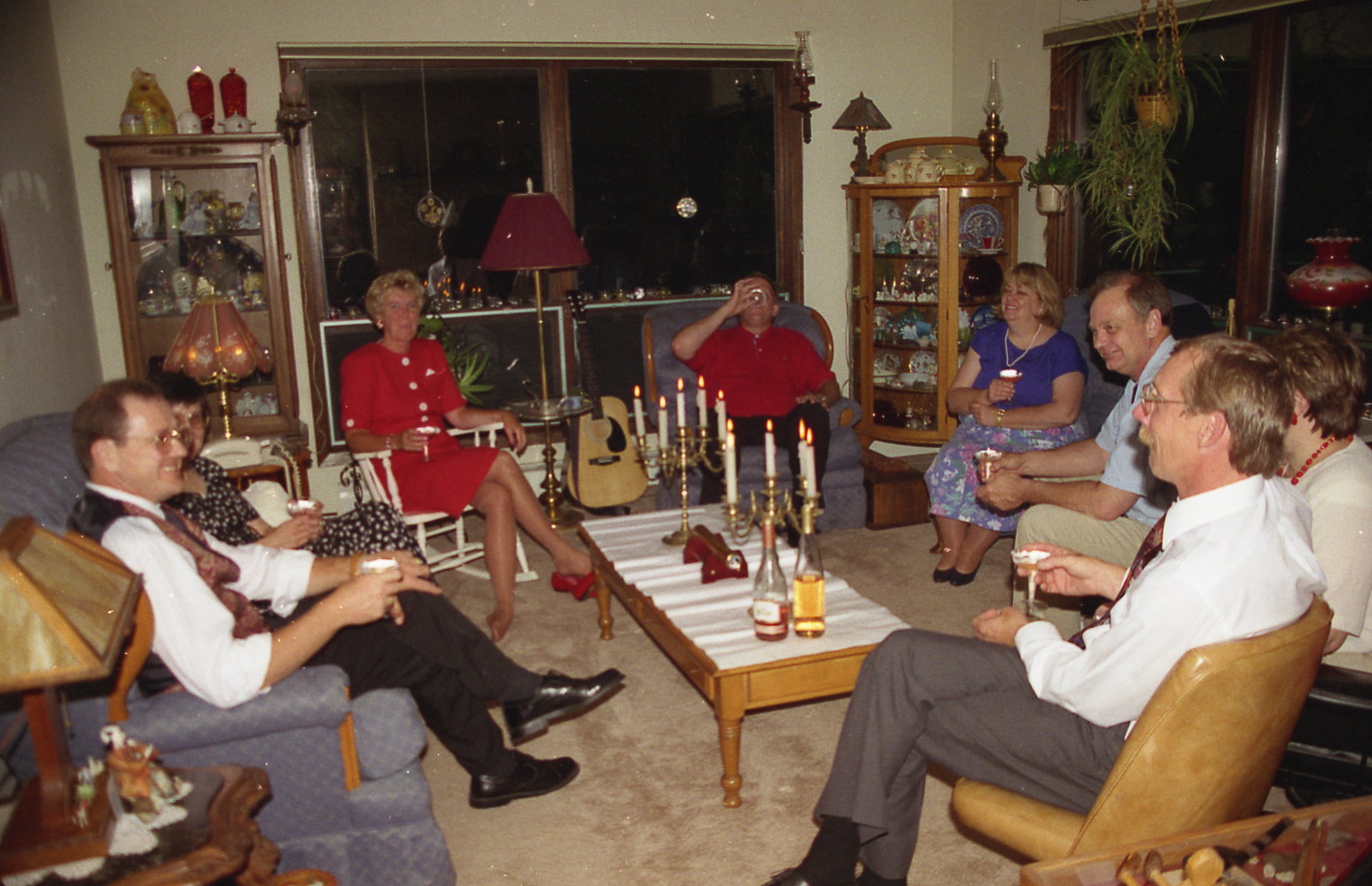 A group of people sitting in a living room

Description automatically generated with medium confidence