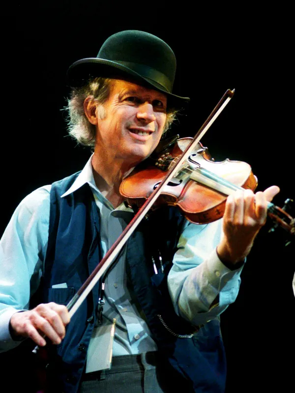 A person playing a violin

Description automatically generated with medium confidence