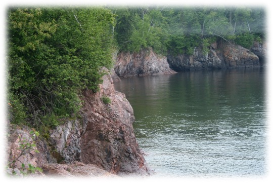 A body of water with rocks and trees around it

Description automatically generated with medium confidence